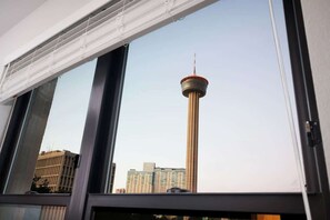 Interior - Spacious 1BR w/ Gym, Parking Near Rvrwalk & Dome (San Antonio)