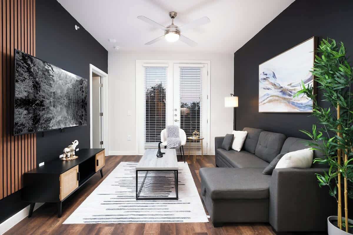 Televisión y oficina 