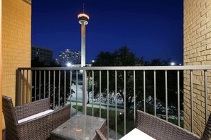 Property grounds - Spacious 1BR w/ Gym, Parking Near Rvrwalk & Dome (San Antonio)