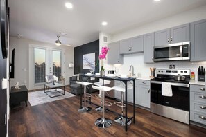 冷蔵庫、電子レンジ、オーブン、コンロ