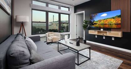 2BR Getaway w/ Gym, Parking Near Rvrwalk & Dome