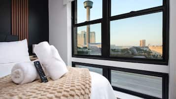 2 habitaciones, escritorio y tabla de planchar con plancha