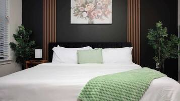 1 間睡房、書桌、熨斗/熨衫板、可攜式嬰兒床