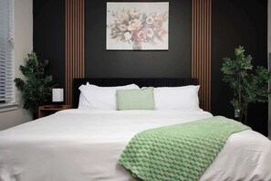 1 quarto, escrivaninha, ferros/tábuas de passar roupa, berço de viagem