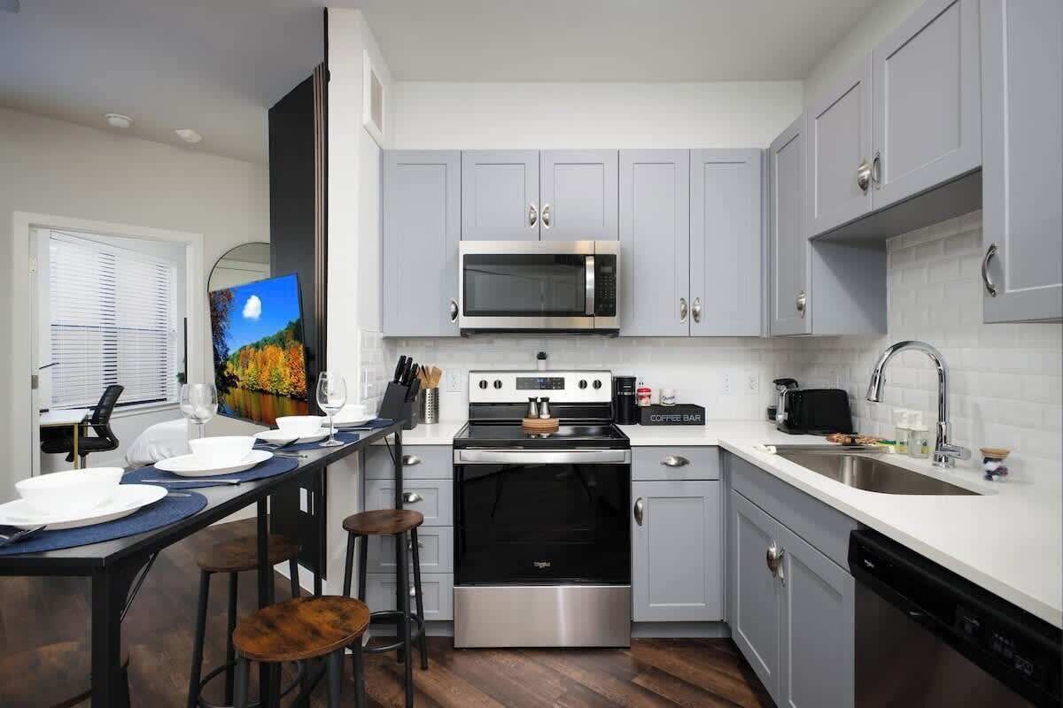 Kjøleskap, mikrobølgeovn, ovn og kokeplater