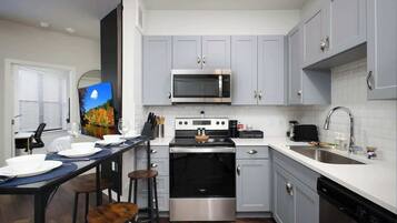 Kylskåp, mikrovågsugn, ugn och spishäll