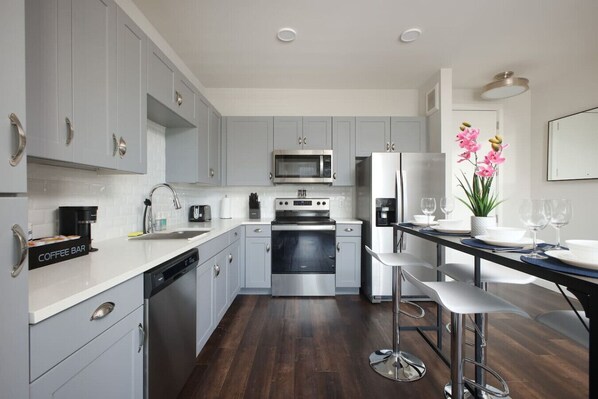 Fridge, microwave, oven, stovetop