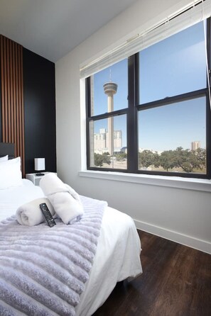 2 室のベッドルーム、デスク、アイロン / アイロン台、旅行用ベビーベッド