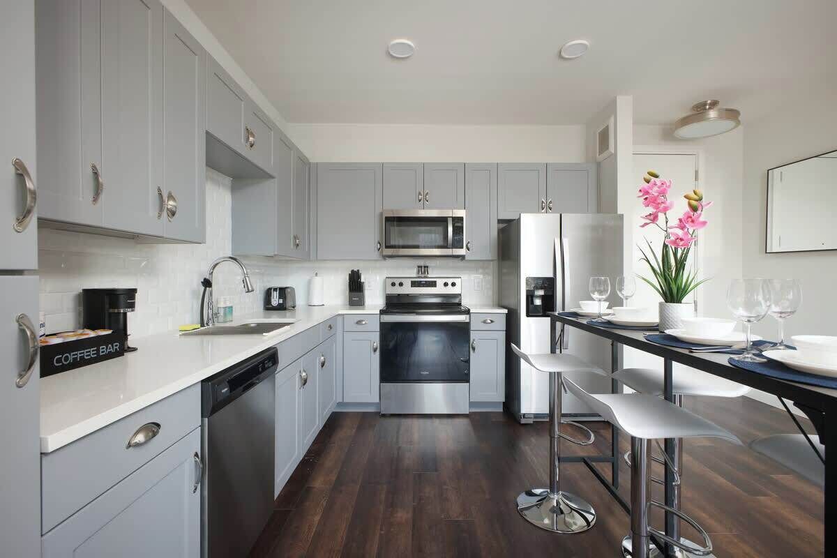 Réfrigérateur, micro-ondes, four, plaque de cuisson