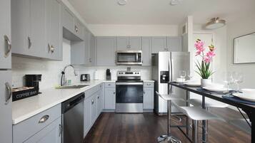 冰箱、微波炉、烤箱、炉灶