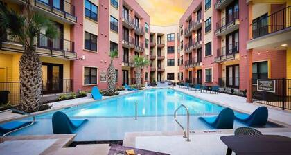 Stylish 2BR w/ Pool, Gym-Best NYE Fireworks View!