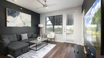 Fernseher, Tischtennisplatte