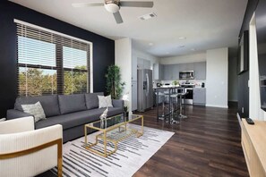 TV, offices - Cozy 2BR w/ Pool, Gym-Best NYE Fireworks View! (San Antonio)