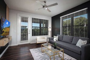 TV, offices - Cozy 2BR w/ Pool, Gym-Best NYE Fireworks View! (San Antonio)