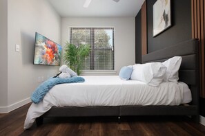 2 Schlafzimmer, Schreibtisch, Bügeleisen/Bügelbrett, Reisekinderbett