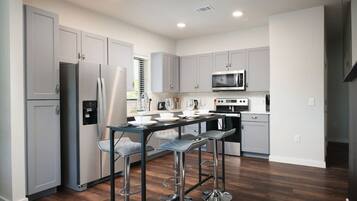 Jääkaappi, mikroaaltouuni, uuni, liesi