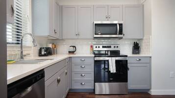 Een koelkast, een magnetron, een oven, een kookplaat