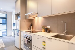 Fridge, microwave, stovetop, dishwasher - Fully Furnished 1BR in the Heart of Mel CBD (Melbourne)