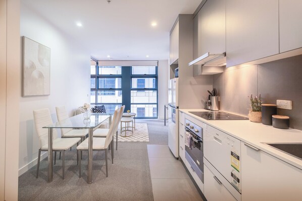 Fridge, microwave, stovetop, dishwasher - Fully Furnished 1BR in the Heart of Mel CBD (Melbourne)