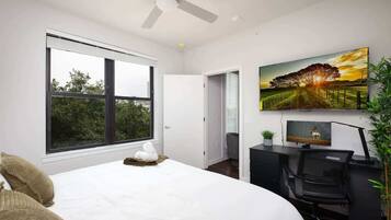 1 間睡房、書桌、熨斗/熨衫板、可攜式嬰兒床