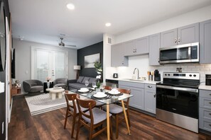 Refrigerador, microondas, horno, placa de cocina