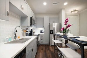 冷蔵庫、電子レンジ、オーブン、コンロ