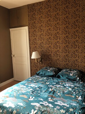 3 bedrooms, iron/ironing board, travel cot, WiFi