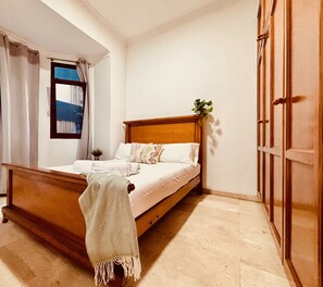 1 chambre, fer et planche à repasser, literie fournie