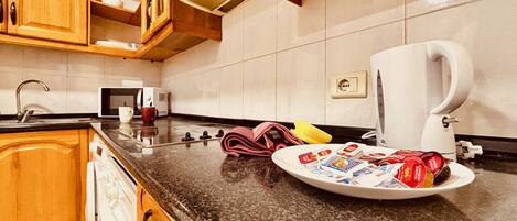 Een koelkast, een microgolfoven, een oven