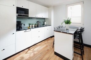 Mikrobølgeovn, oppvaskmaskin, kaffetrakter/tekoker og brødrister