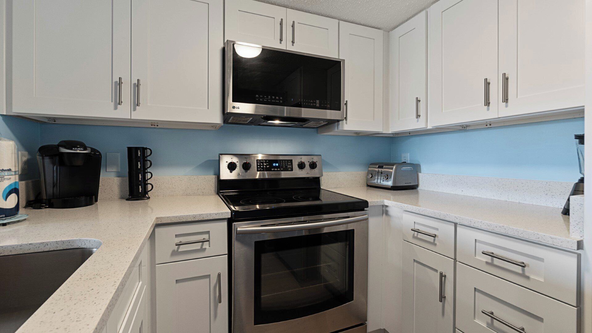 Micro-ondes, four, lave-vaisselle, cafetière/bouilloire