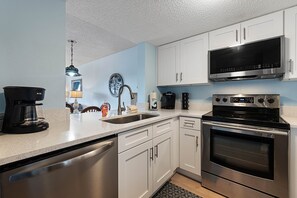 Mikrobølgeovn, ovn, oppvaskmaskin og kaffetrakter/tekoker