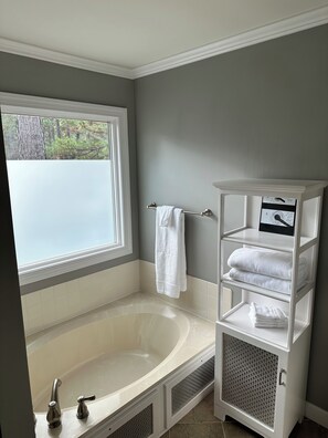 Shower, hair dryer, towels, soap - 4-bedroom golf retreat in Pinehurst ideal for that annual trip. Sleeps 8 adults (Pinehurst)