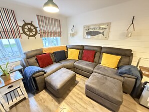 Smart TV, table tennis - Stunning 2 bed coastal cottage - Pool and Beach Access Included. (Filey)