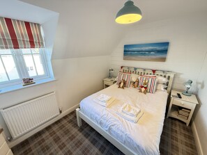2 bedrooms, iron/ironing board, travel crib, free WiFi - Stunning 2 bed coastal cottage - Pool and Beach Access Included. (Filey)