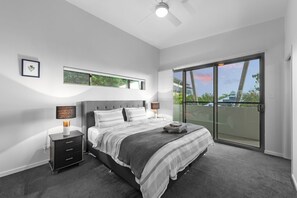 3 chambres, bureau, fer et planche à repasser, lit parapluie