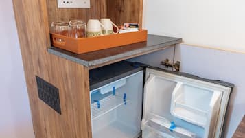 Habitación doble Deluxe, vista a la alberca | Café y/o cafetera