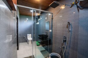 Familiekamer | Badkamer | Een douche, een regendouche, gratis toiletartikelen, een haardroger