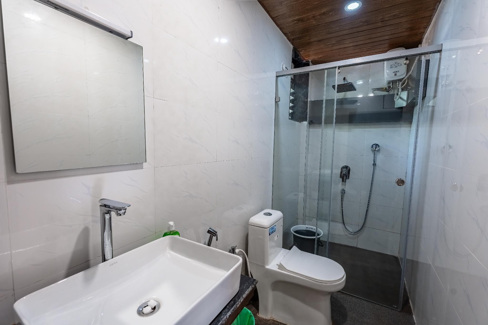 Habitació doble Deluxe, vistes a la piscina | Bany | Dutxa, capçal de dutxa tipus cascada i articles de tocador gratuïts 