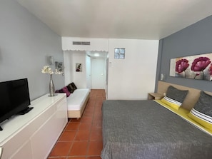 1 chambre, coffres-forts dans les chambres, fer et planche à repasser