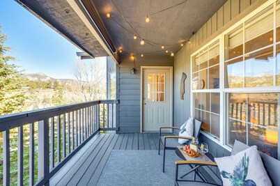 Walk to Downtown: Mountain-view Estes Escape