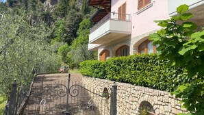 Un bâtiment à deux étages, doté d’un mur en pierre et d’un balcon.