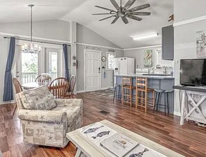 Smart TV - Charming 2-bedroom house with WiFi and AC in tranquil Port St. Joe (Port St. Joe)