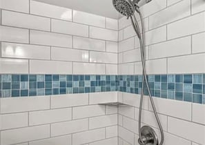 Douche, sĂšche-cheveux, serviettes fournies, savon