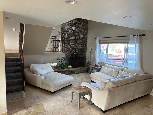 スマートテレビ、暖炉、書庫、PC モニター