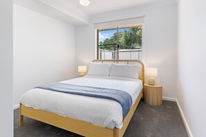 5 bedrooms, iron/ironing board, WiFi, bed sheets - Stylish 5-Bedroom Home Geographe (Geographe)