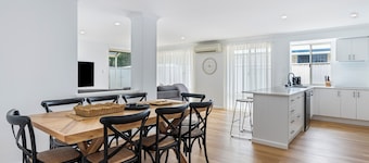 Stylish 5-Bedroom Home Geographe