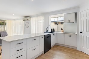 Private kitchen - Stylish 5-Bedroom Home Geographe (Geographe)