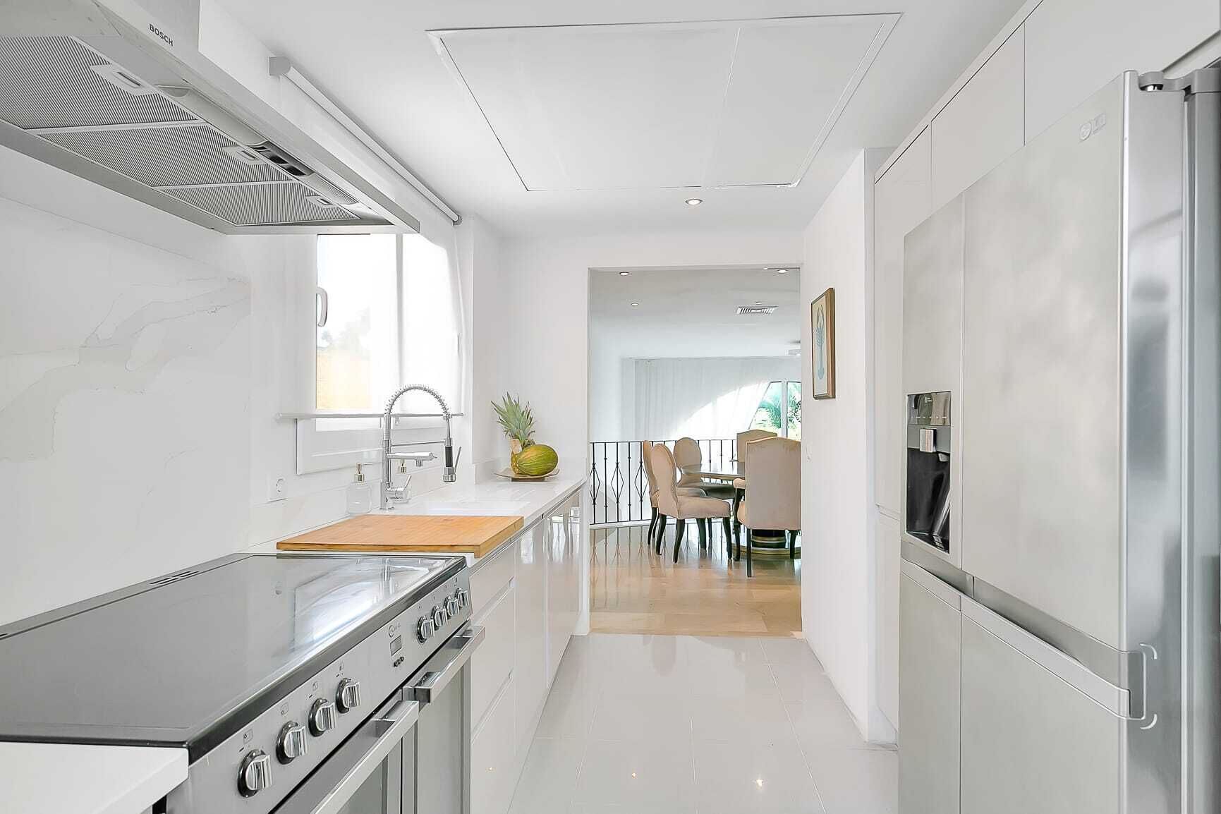 Frigorífico, microondas, horno y placa de cocina