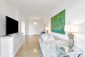 Smart TV, fireplace, ping pong, books - Villa Jacqueline luxurious , spacious peaceful haven near beach 🏖 and golf ⛳  (AN)